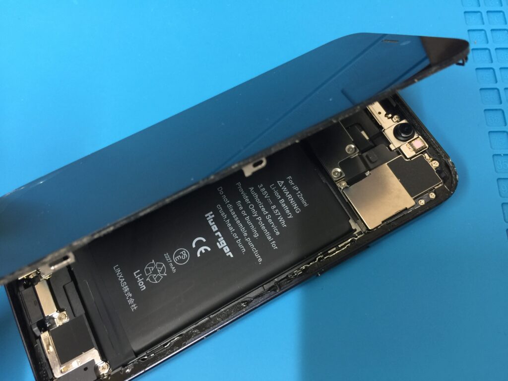 iPhone 12 mini】画面左下角からガラスが割れて緑と白の縦線と黒いシミ