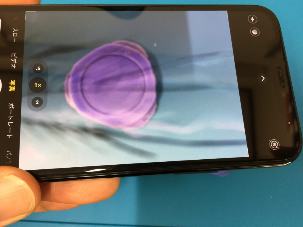 iPhone 11 Pro のリアカメラを起動すると画面にレンズのひび割れが写り