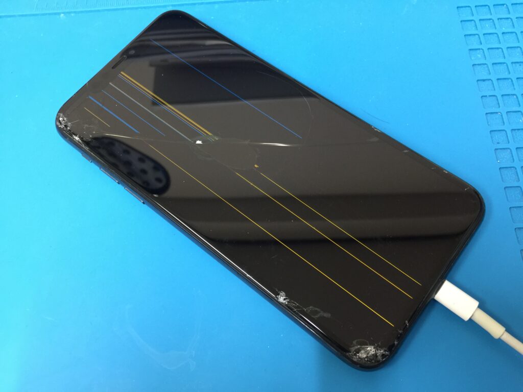 iPhone 11 Pro Max 】高いところから落として画面ひび割れと