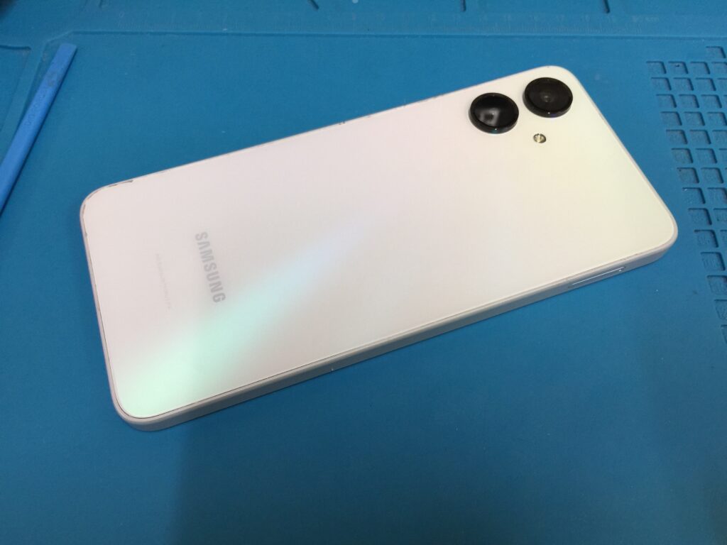 Galaxy A25 5Gの画面が割れた！修理費用と時間を解説 | フリースタイル