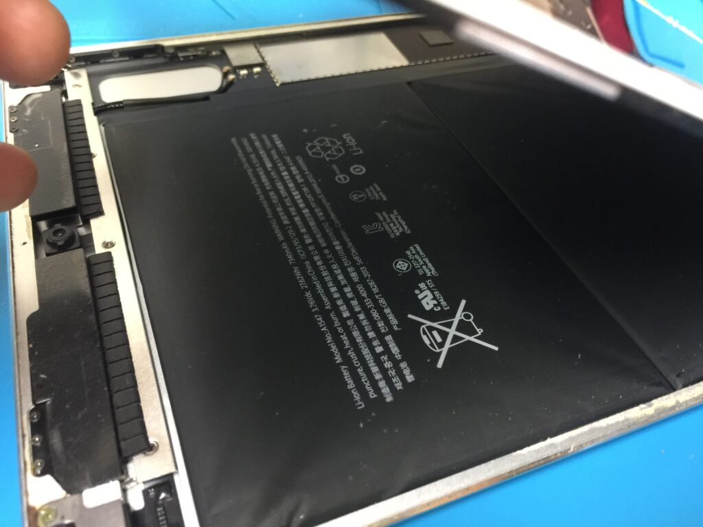 バッテリーの減りが早くなって画面が浮いてきたiPad Air 2 の膨張した