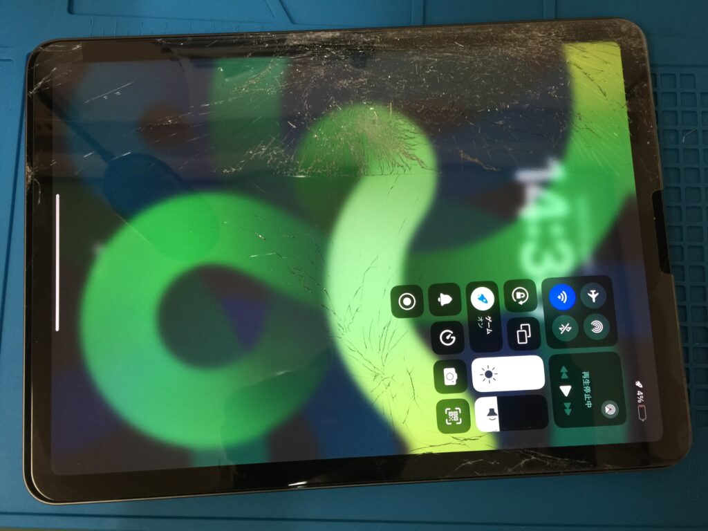 神奈川県小田原市からiPad Air 4 の蜘蛛の巣状に画面が割れて一部