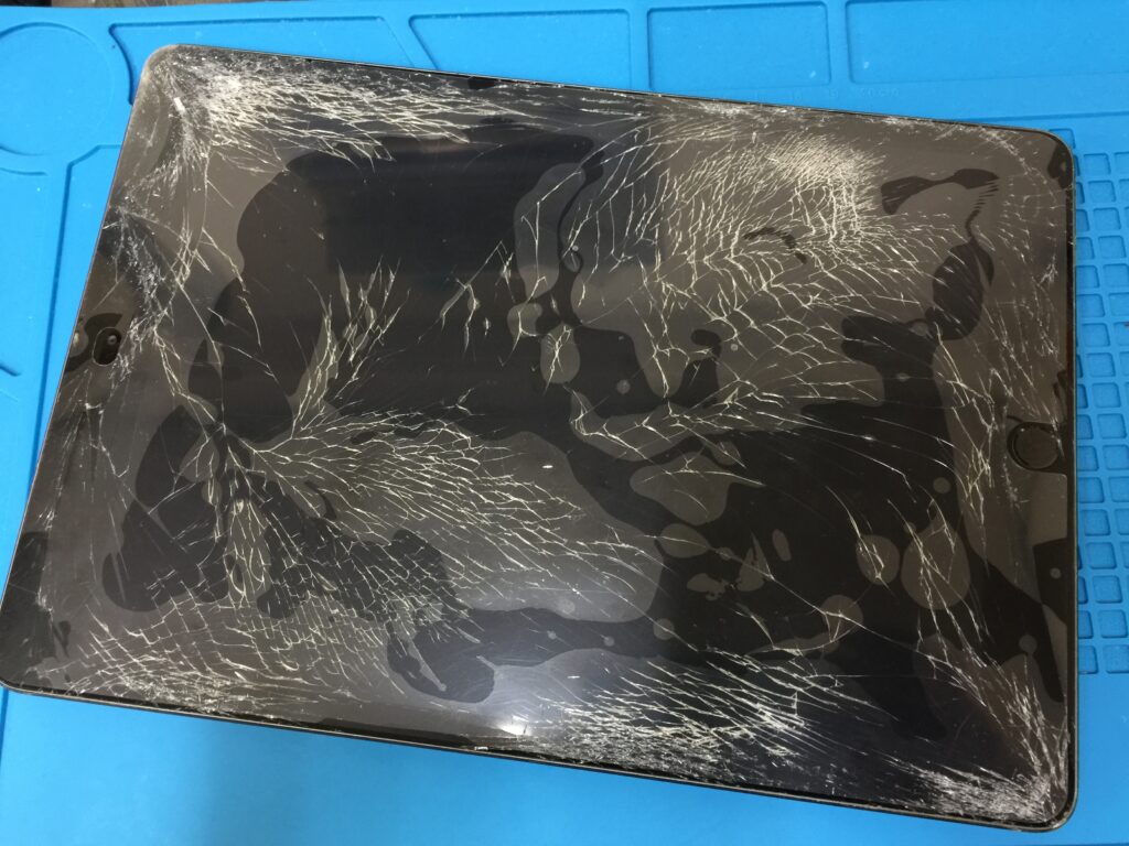 iPad 7 画面割れ】画面全体がバキバキに割れてしまったiPad 7 の