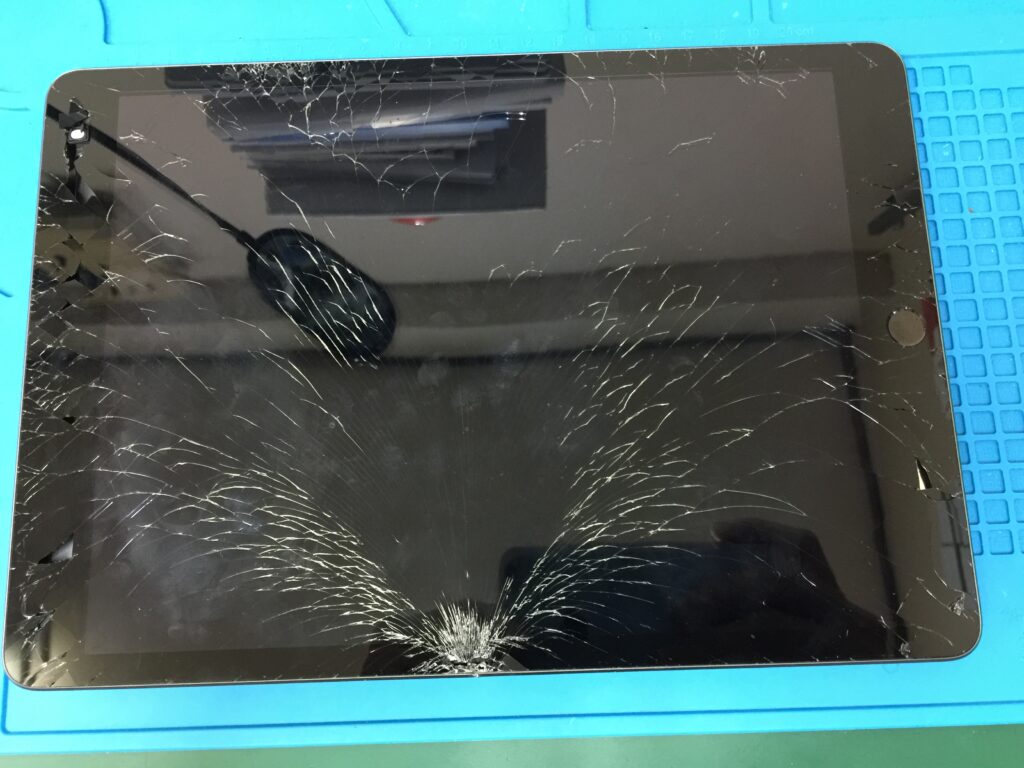 iPad9ガラス割れ】フレームが曲がり亀裂が入って画面のガラスが割れて