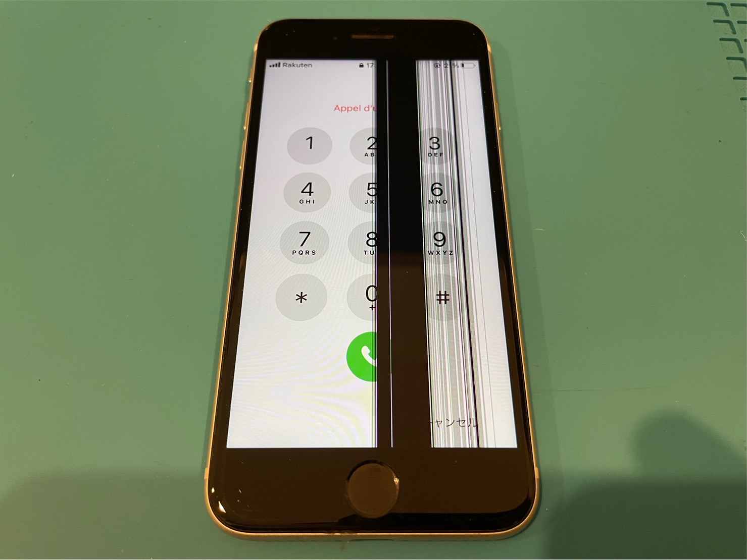 iPhone SE2液晶縦線の画面故障【iPhone修理所沢】 | iPhone・iPad