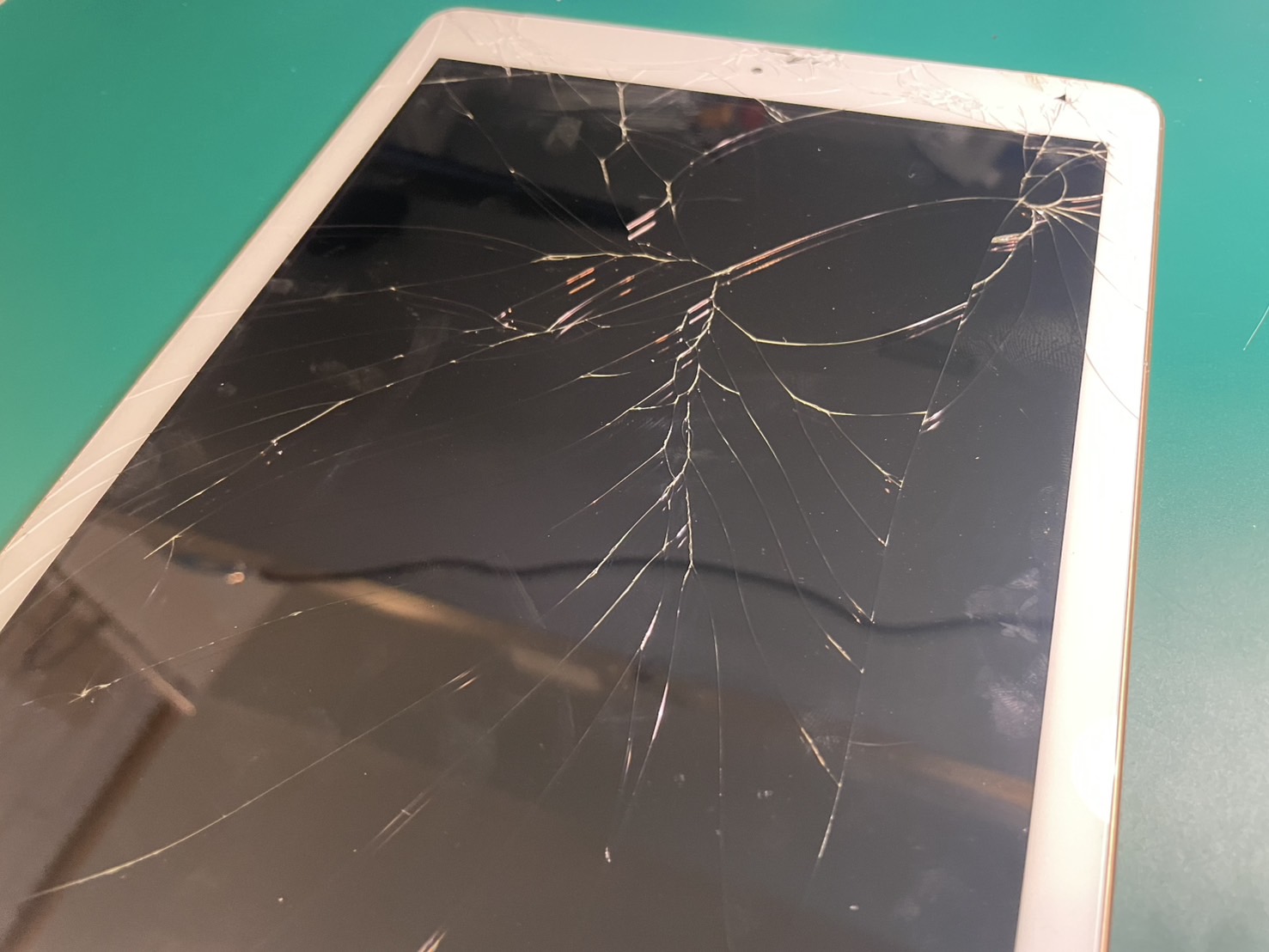 iPad第6世代ガラス割れ画面修理【iPad修理所沢】 | iPhone・iPad