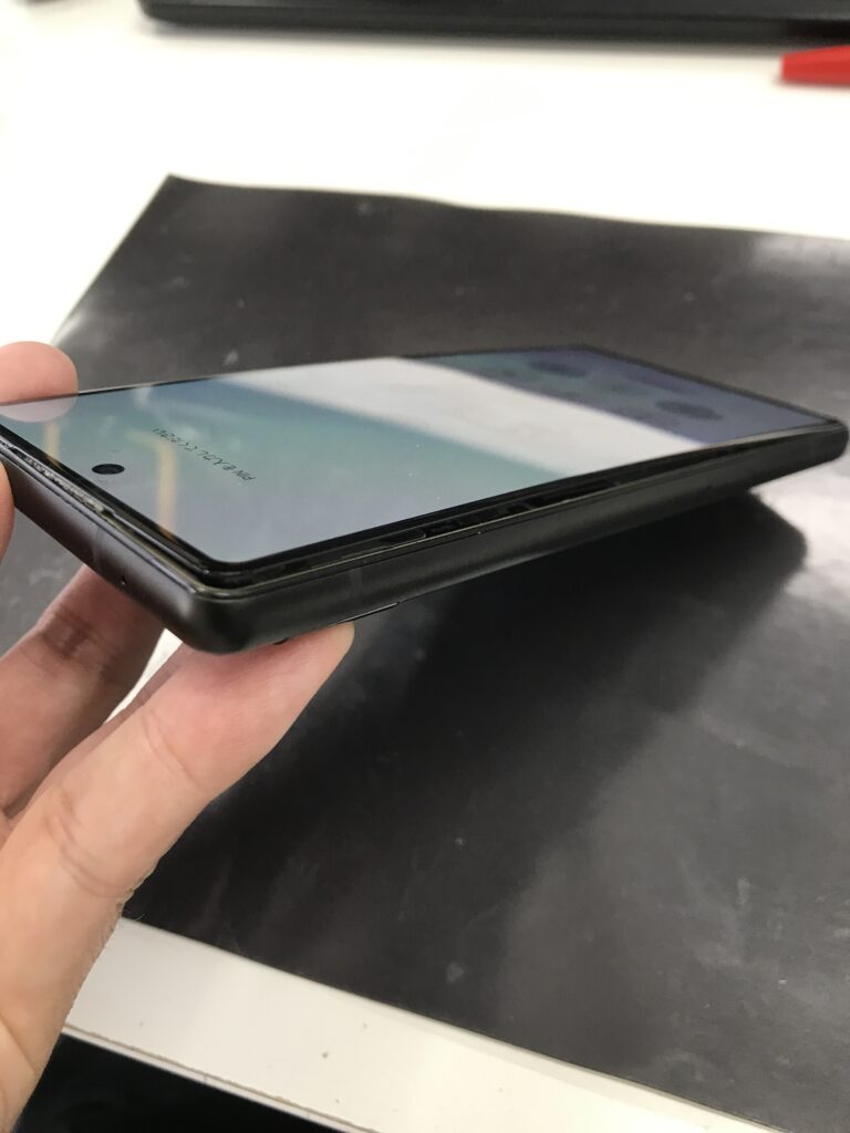 Pixel6a】気が付いたら画面が本体から浮き上がって隙間が出来ていた