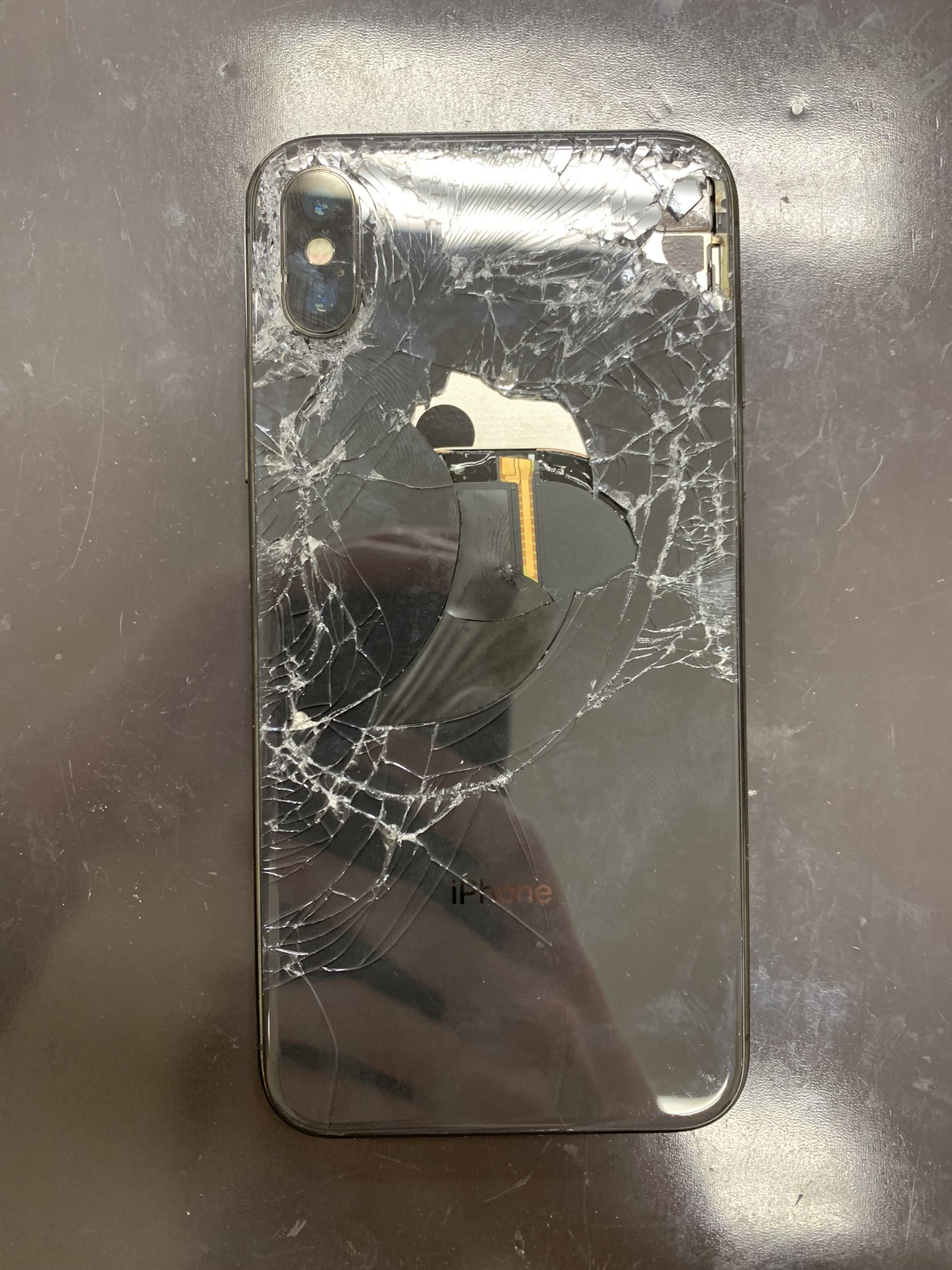 アイフォン 裏】背面が割れて中が見えているiPhoneXの背面ガラス修理