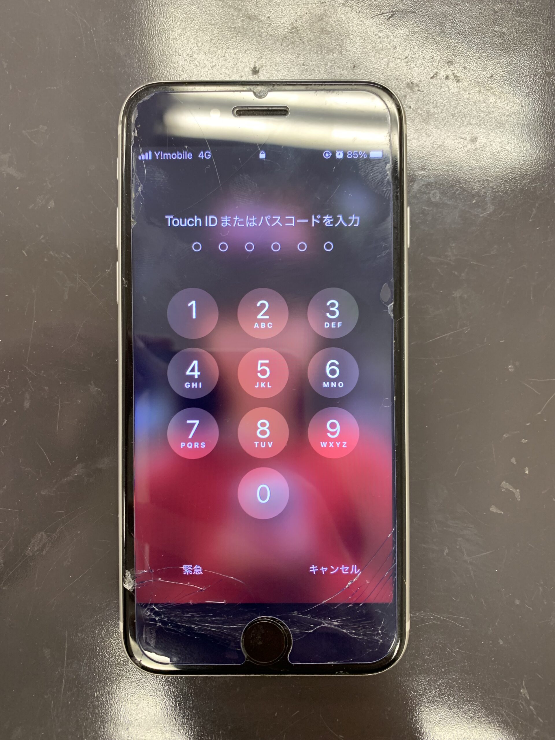アイフォンSE2】ホームボタン付近にヒビが入っているiPhoneSE第二世代