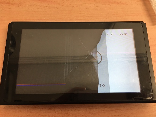 Nintendo】液晶にヒビが入って画面がほとんど真っ黒に！？【Switch
