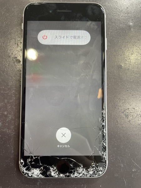 iPhone SE（第2世代）の画面修理！ボロボロの画面も… – スマップル