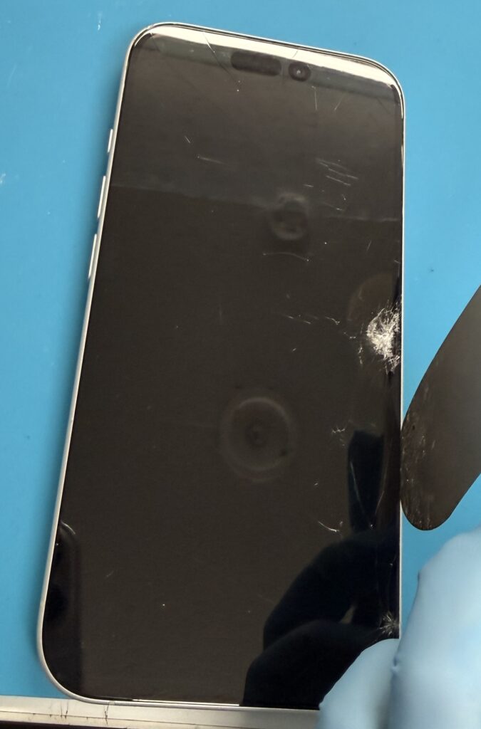 iPhone16】購入したばかりなのに画面が…！割れた画面も交換で新品の