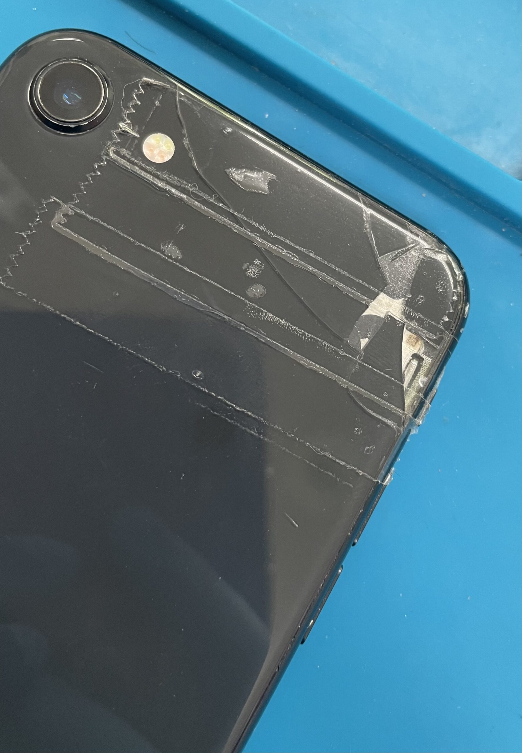 放っておくと見た目が悪いiPhoneSE2背面割れ修理を札幌でもできます