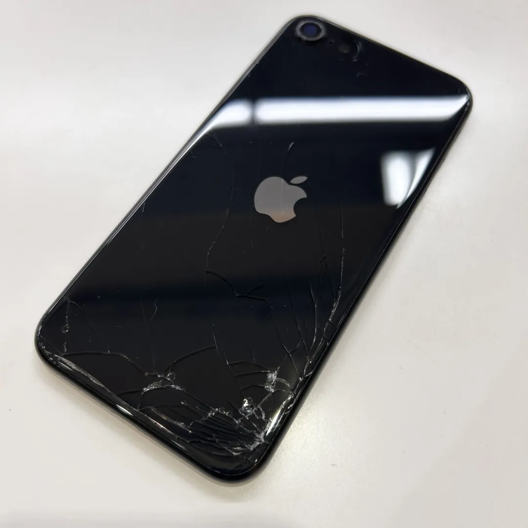 割れてしまった背面ガラスも交換可能！iPhoneの修理はスマートクリア