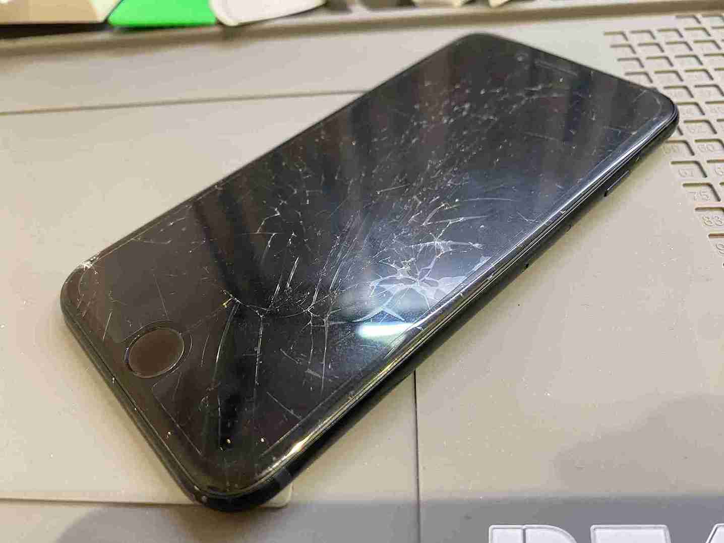 iPhoneの画面が割れた！すぐに直せる？「スマートクリア天神橋筋六丁目