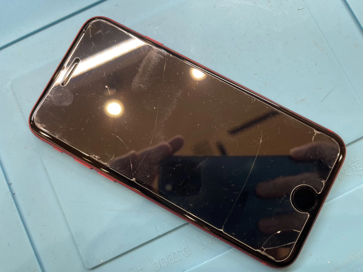 ガラスフィルムが割れたままだとどうなる？バッテリー交換と一緒に貼り