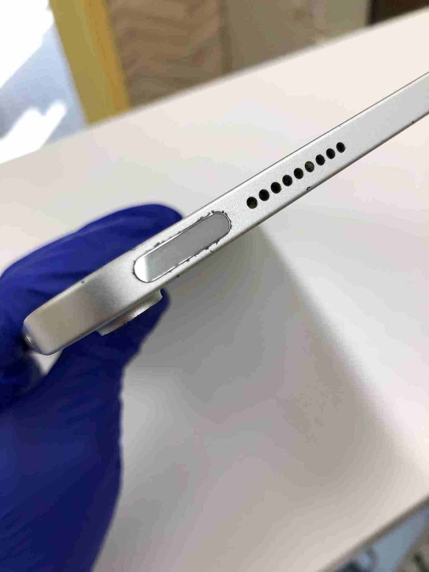 iPadの電源ボタン（スリープボタン）が押せない！故障原因と即日修理の