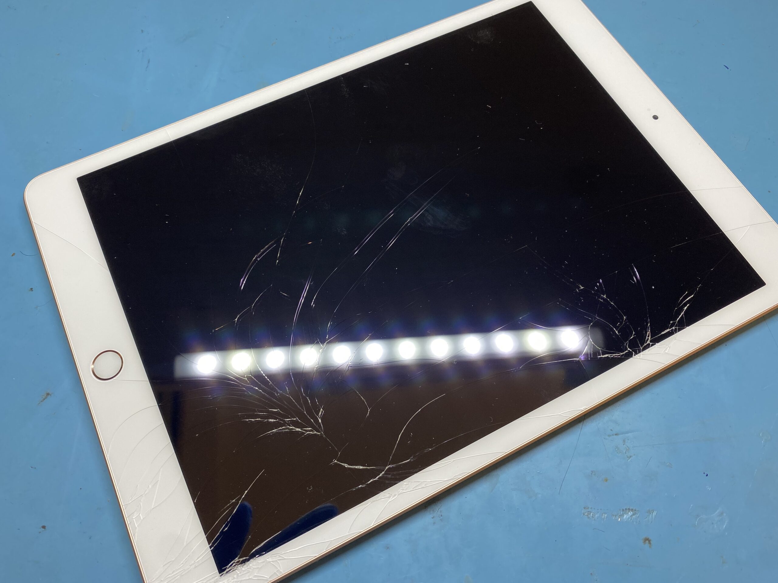 iPad第7世代のフロントガラス割れ😱 | お近くのiPhone修理センター