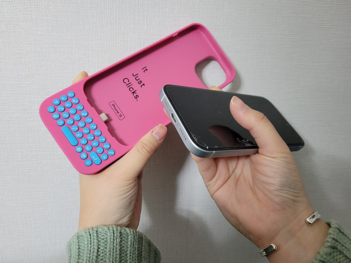 スマホがガラケー風に大変身!?」世界初のiPhone一体型モバイル