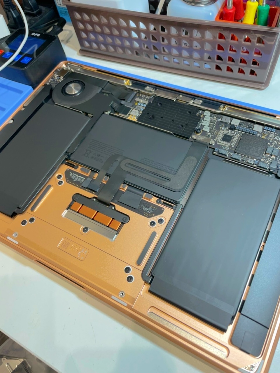 赤池店】MacBook Air (Retina, 13-inch, 2020)のバッテリー交換【日進