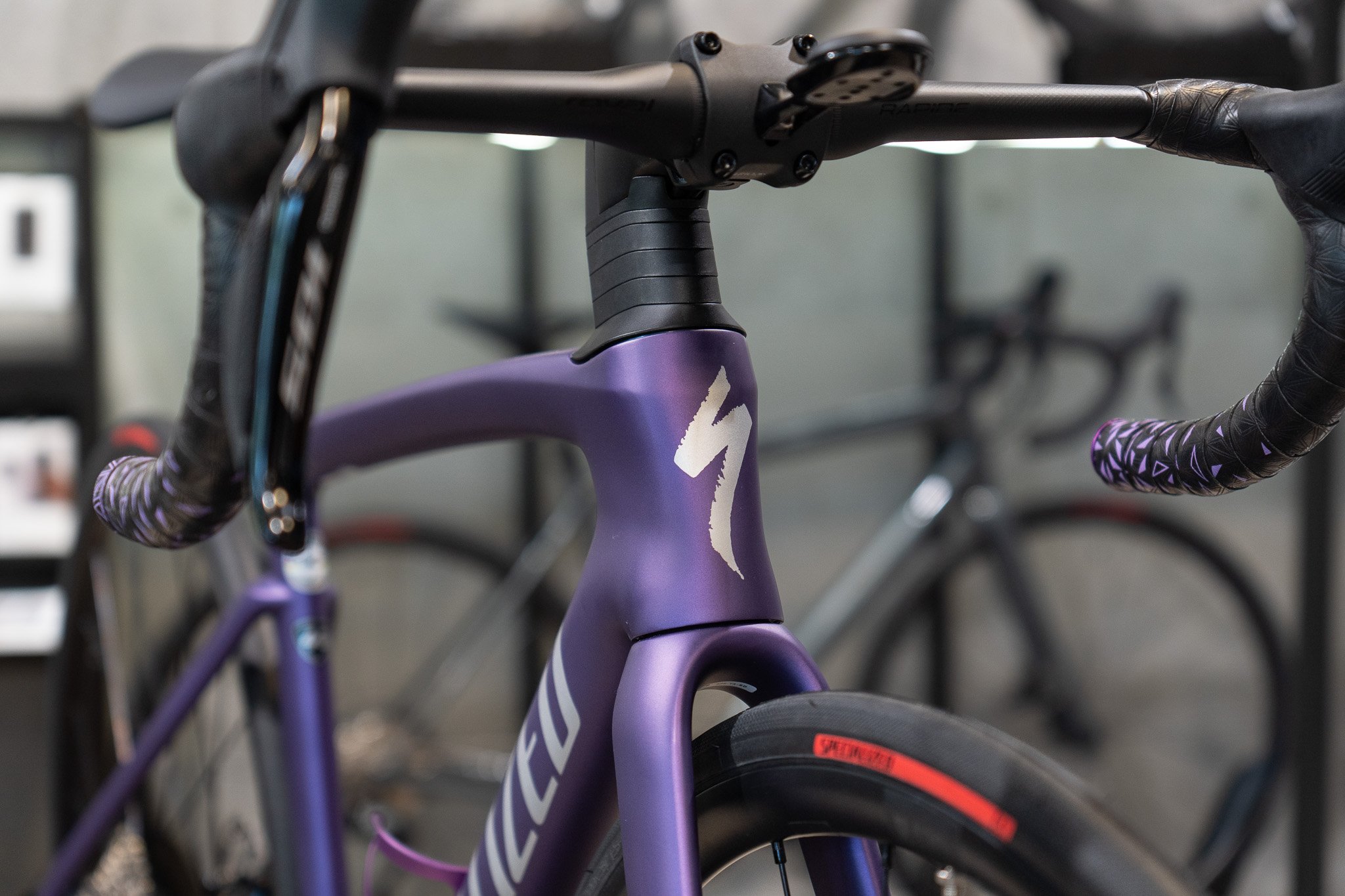 マット仕上げで大人っぽさを感じるパープルカラーのTarmac SL7 Compが