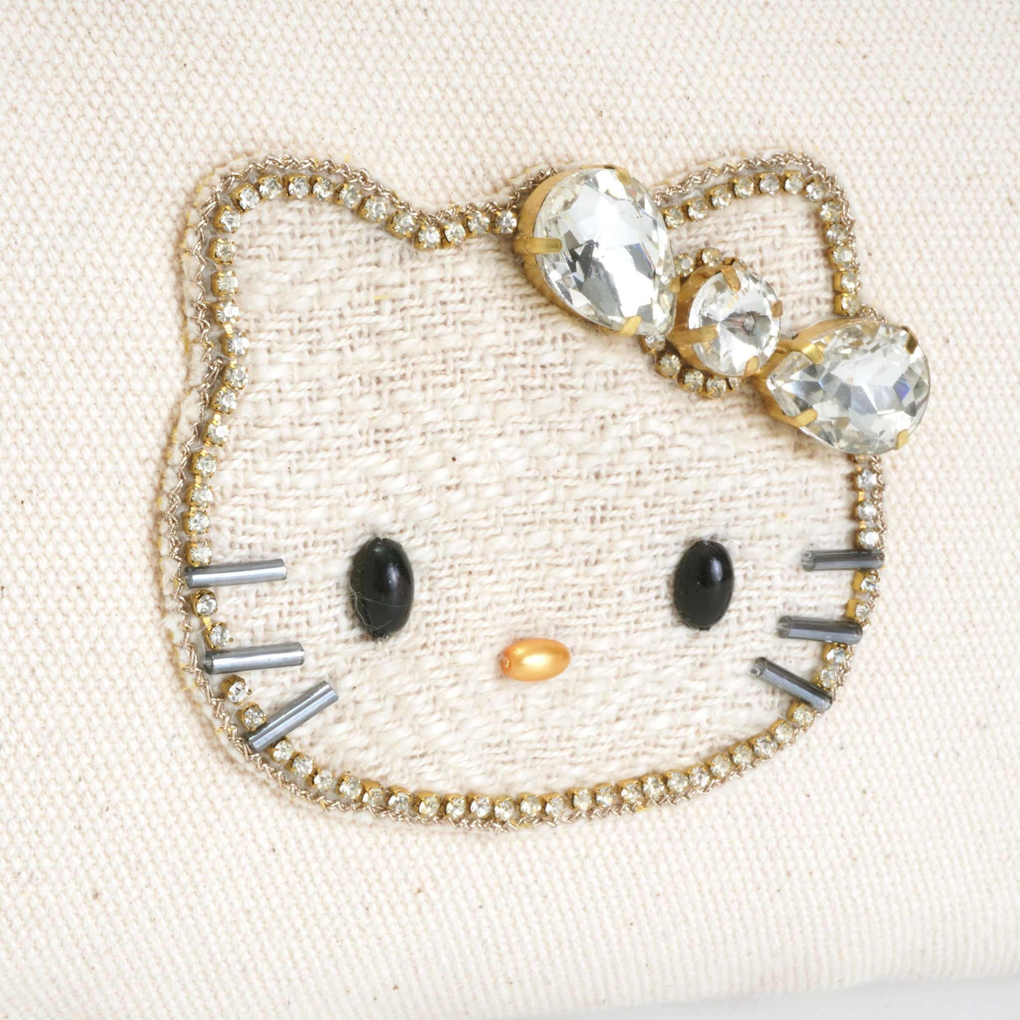 ビーズ刺繍モチーフ ハローキティ キャンバスポーチ（L） – MAYGLOBE