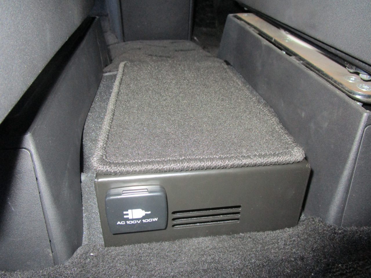 デリカD:5専用 ウォークスルー・キット 9月1日より販売開始 | MDF