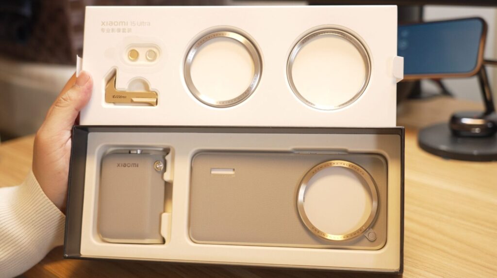最強カメラスマホ Xiaomi 15 Ultra につけたい、ゴールドグレー版