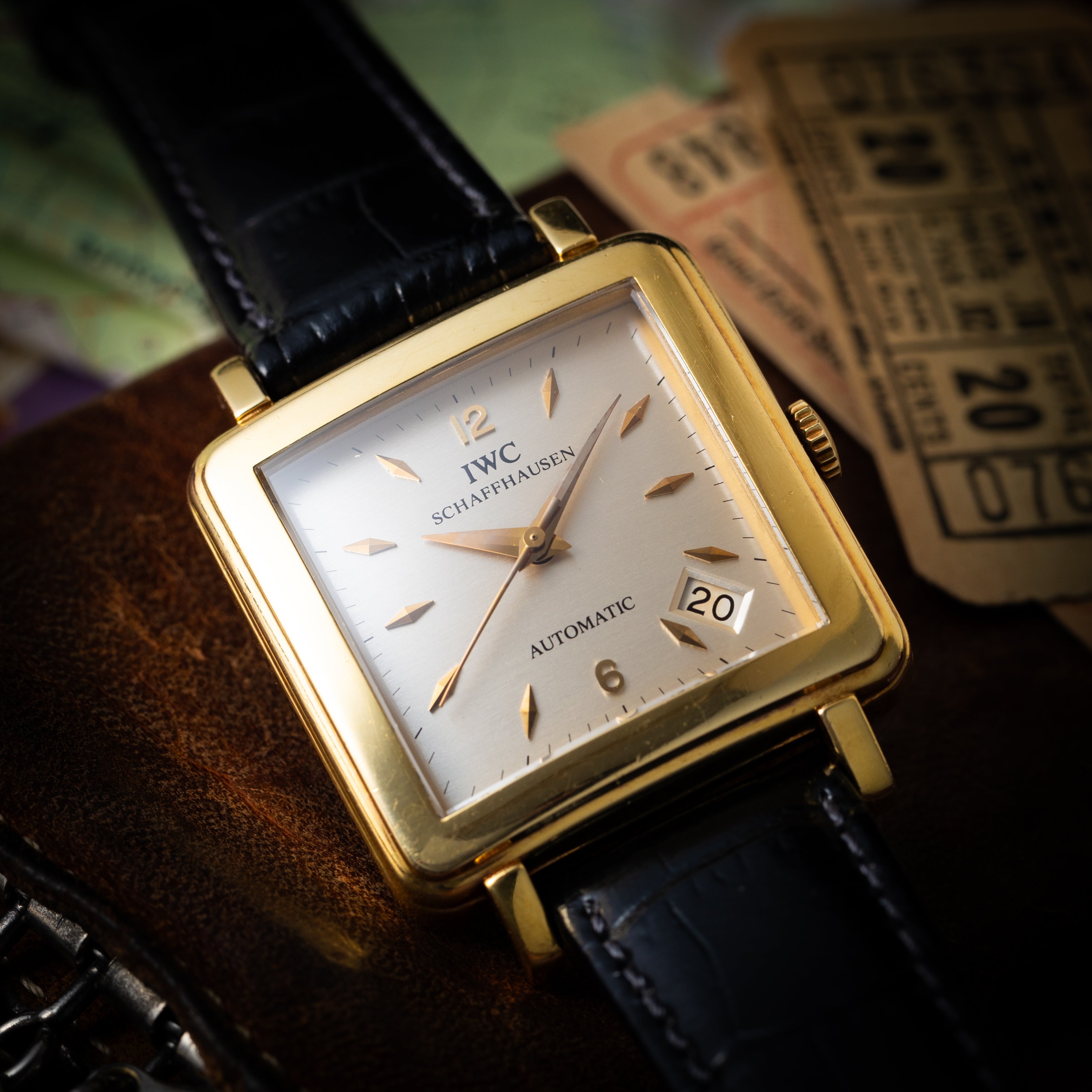 スクエアケースが魅力のメンズ腕時計｜ヴィンテージモデルの選び方