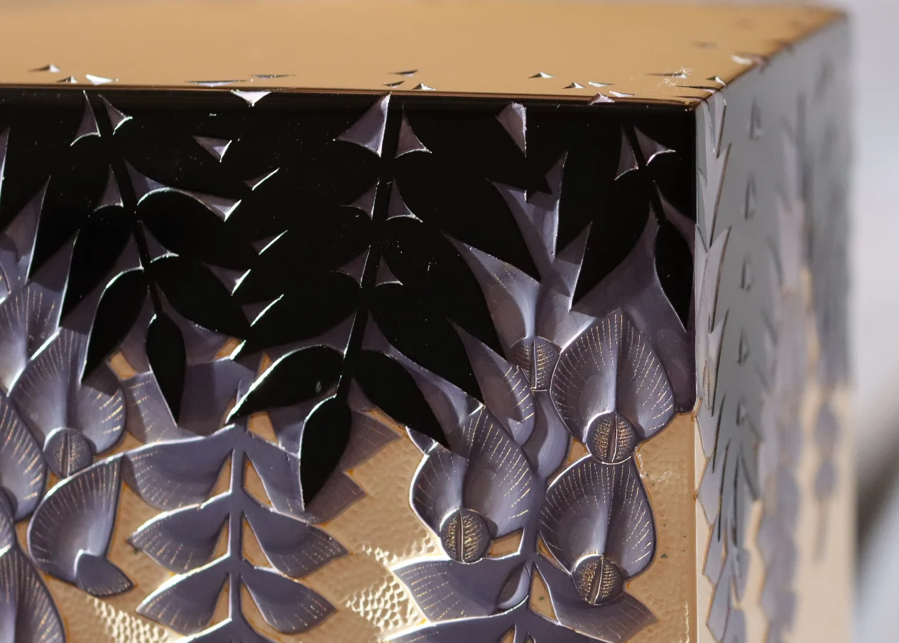 彫漆箱「藤波」 | 菅野かおり Kaori Sugano 漆