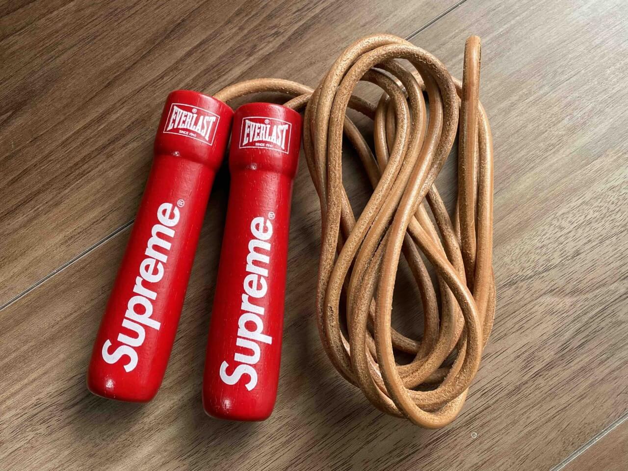 Supreme×EVERLASTの異色コラボ！スポーツライフを彩るファッショナブル