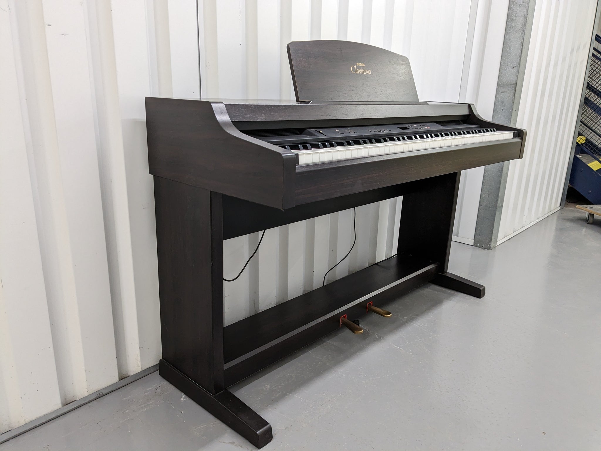 Yamaha Clavinova CLP-820 Digital Piano in dark rosewood stock nr