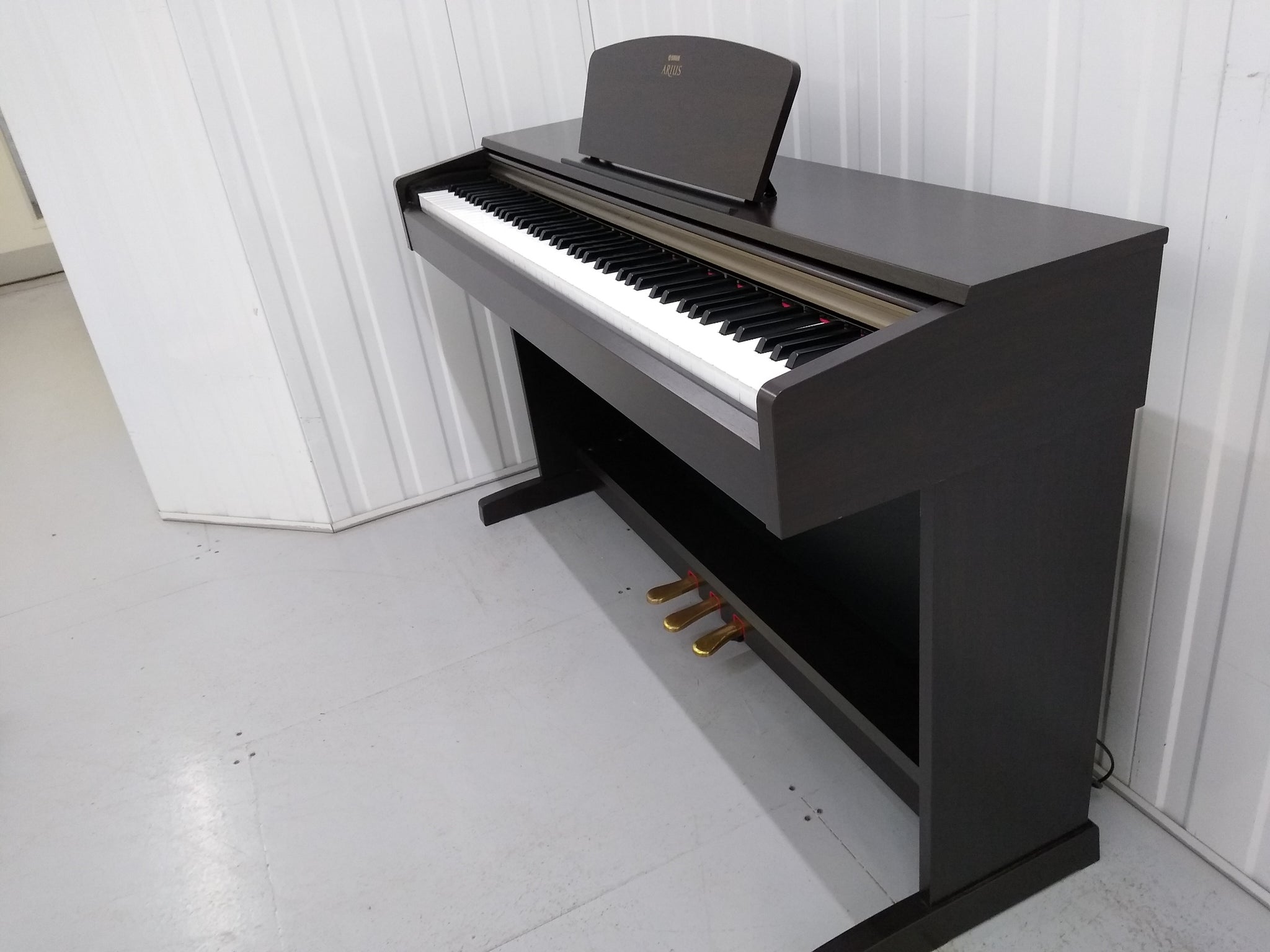 Yamaha Arius YDP-161 Digital Piano in rosewood- clavinova keyboard