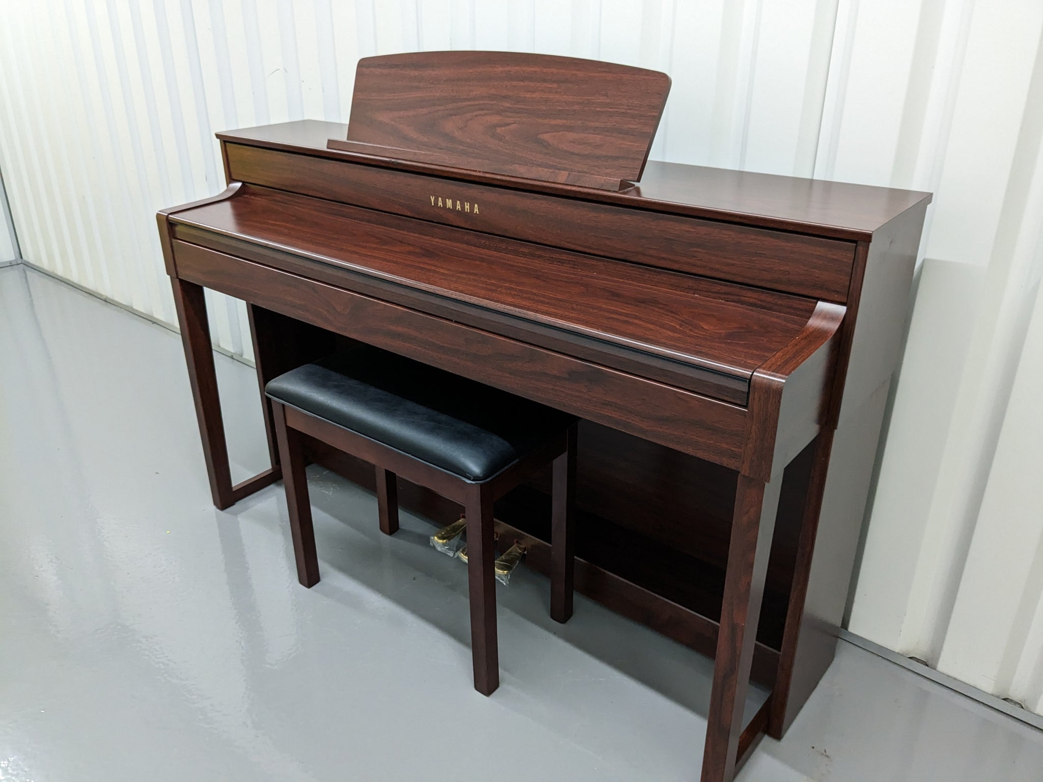 Yamaha Clavinova CLP-545 in mahogany with stool. stock nr 23037