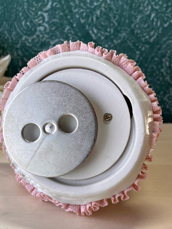 陶器製オルゴール人形 レースピンクドレスの女性