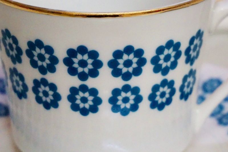 オレンジとブルーのレトロポップ花柄カップ＆ソーサー 70年代 金ライン