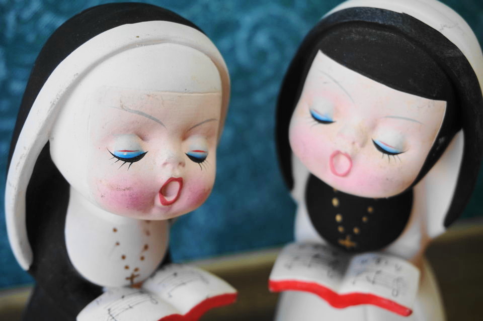 聖歌を歌うシスター 陶器人形 ペアセット OM793