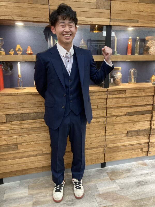 さり気ないネイビーチェック柄でお洒落でカッコ良く決めたスリーピース