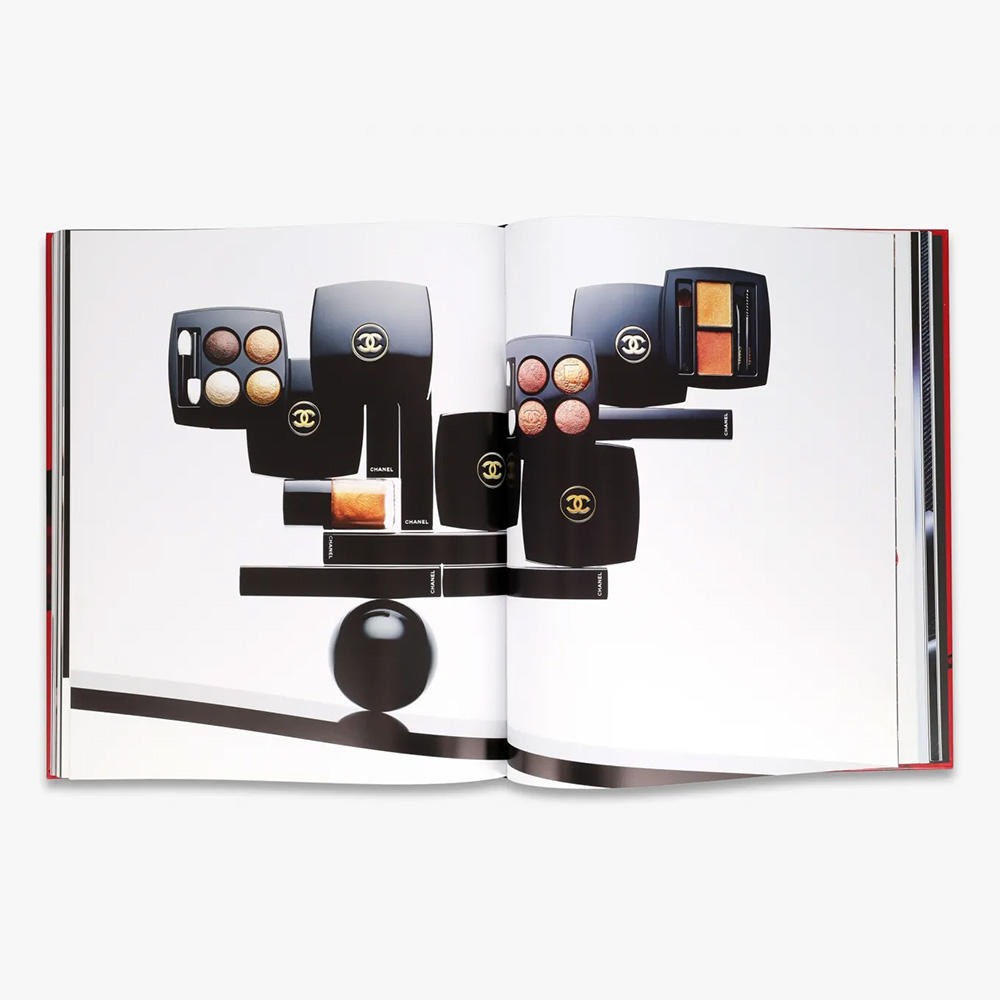 Chanel. The Allure of Makeup シャネルのメイクアップに特化した書籍
