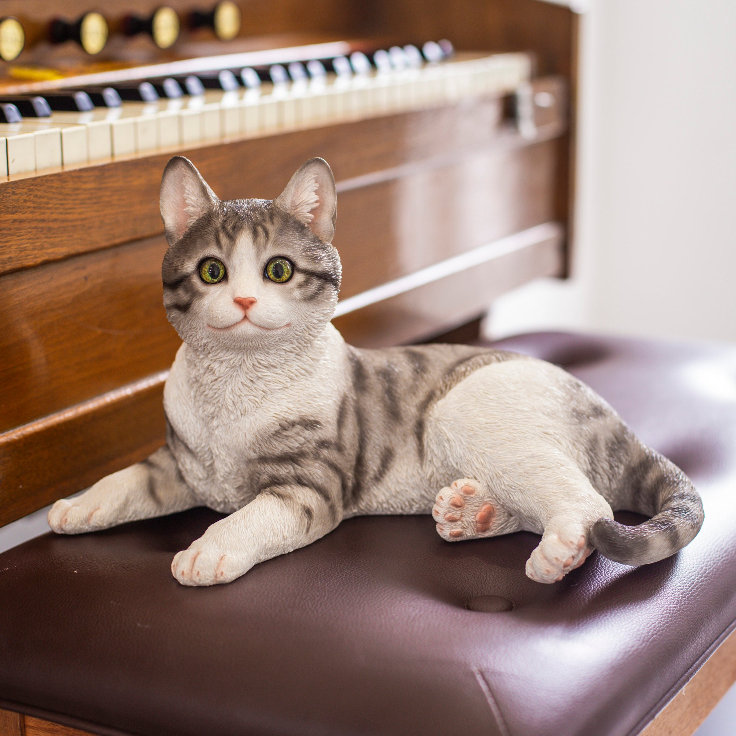 横座りサバトラ白猫｜WooBia公式オンラインショップ – WooBia