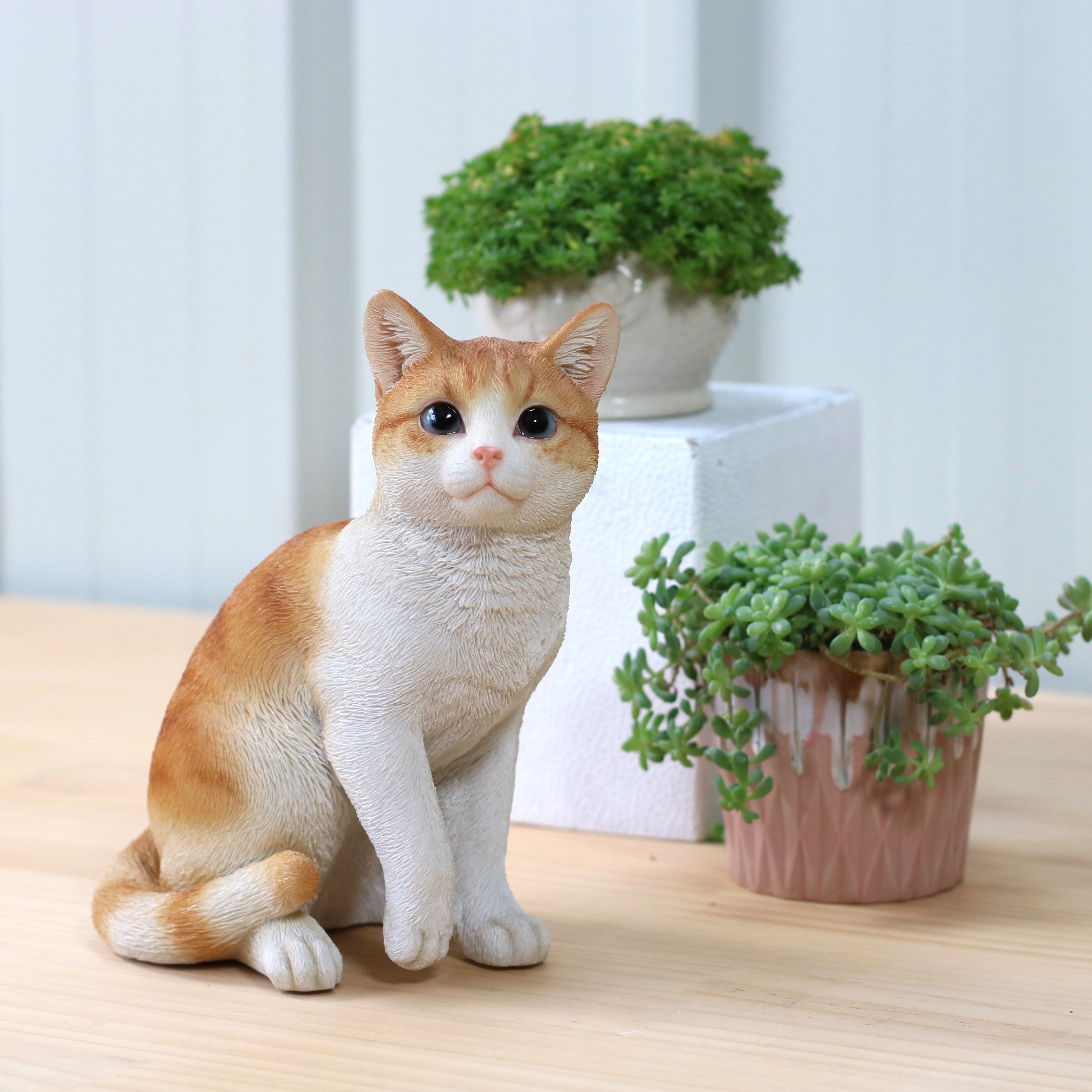 右向きお座り茶トラ白猫（大）｜WooBia公式オンラインショップ