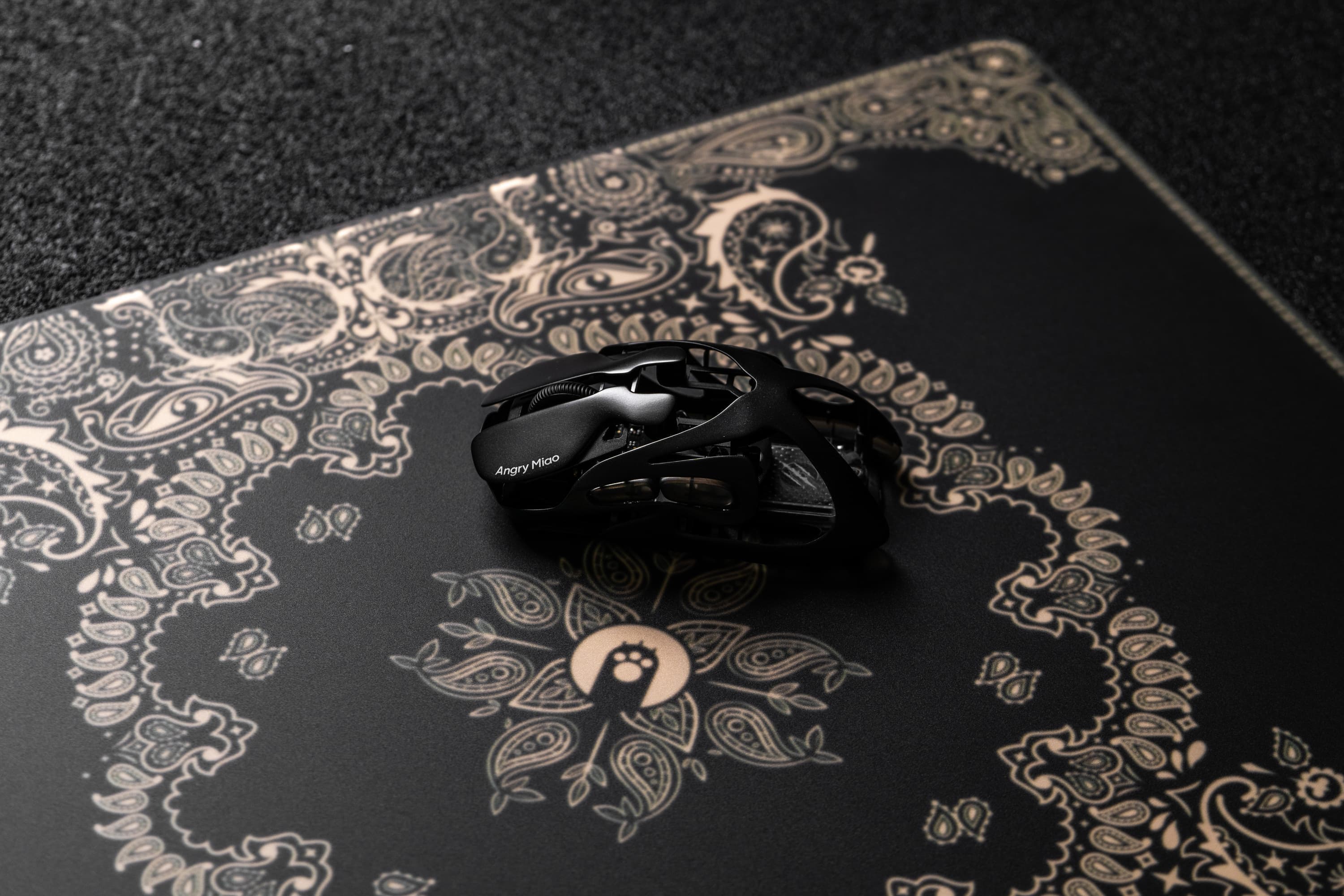 AM SilkGlass Gaming Mouse Pad