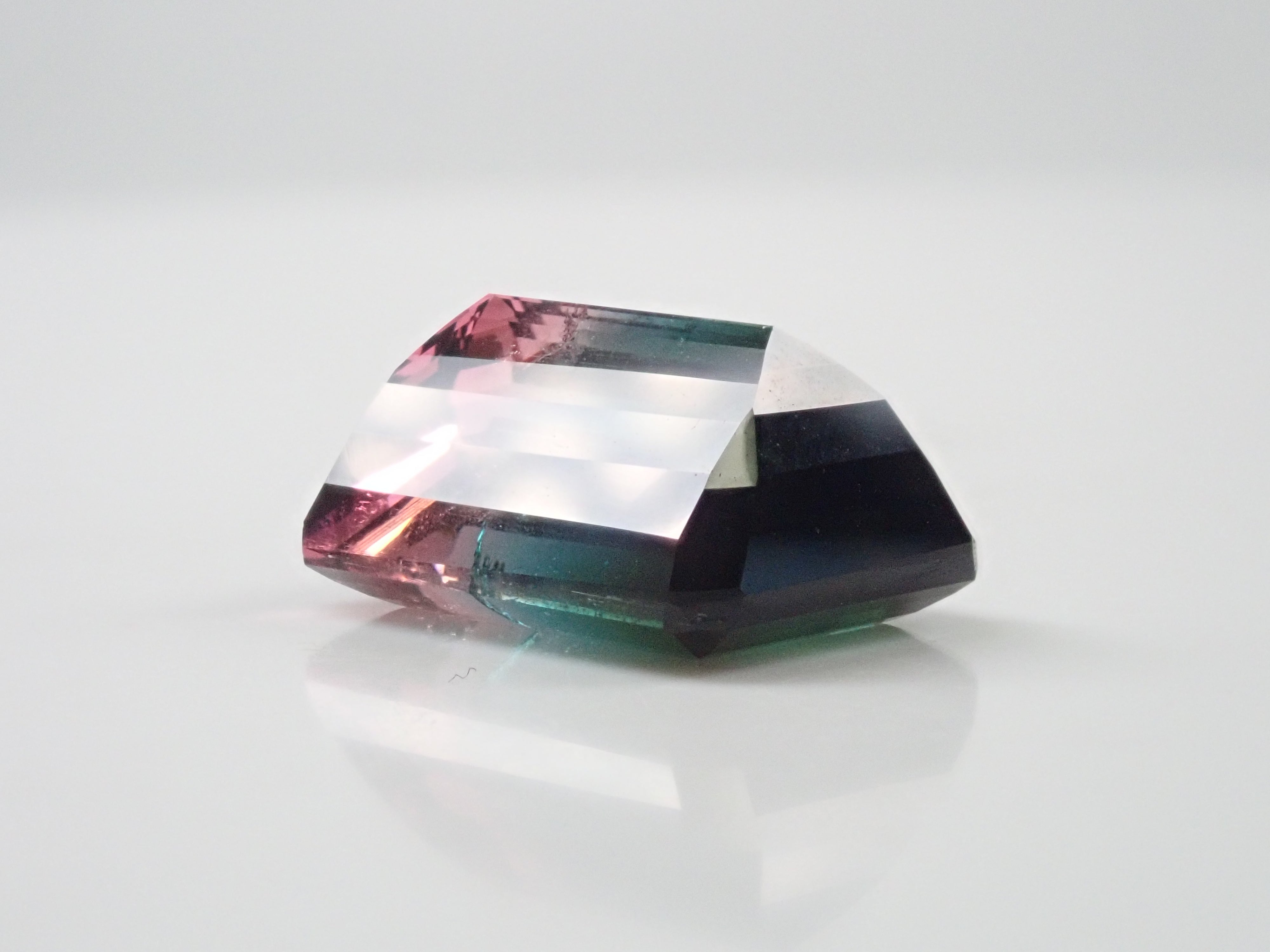 ブラジル産バイカラートルマリン 16.088ctルース（トリカラー） 日独鑑