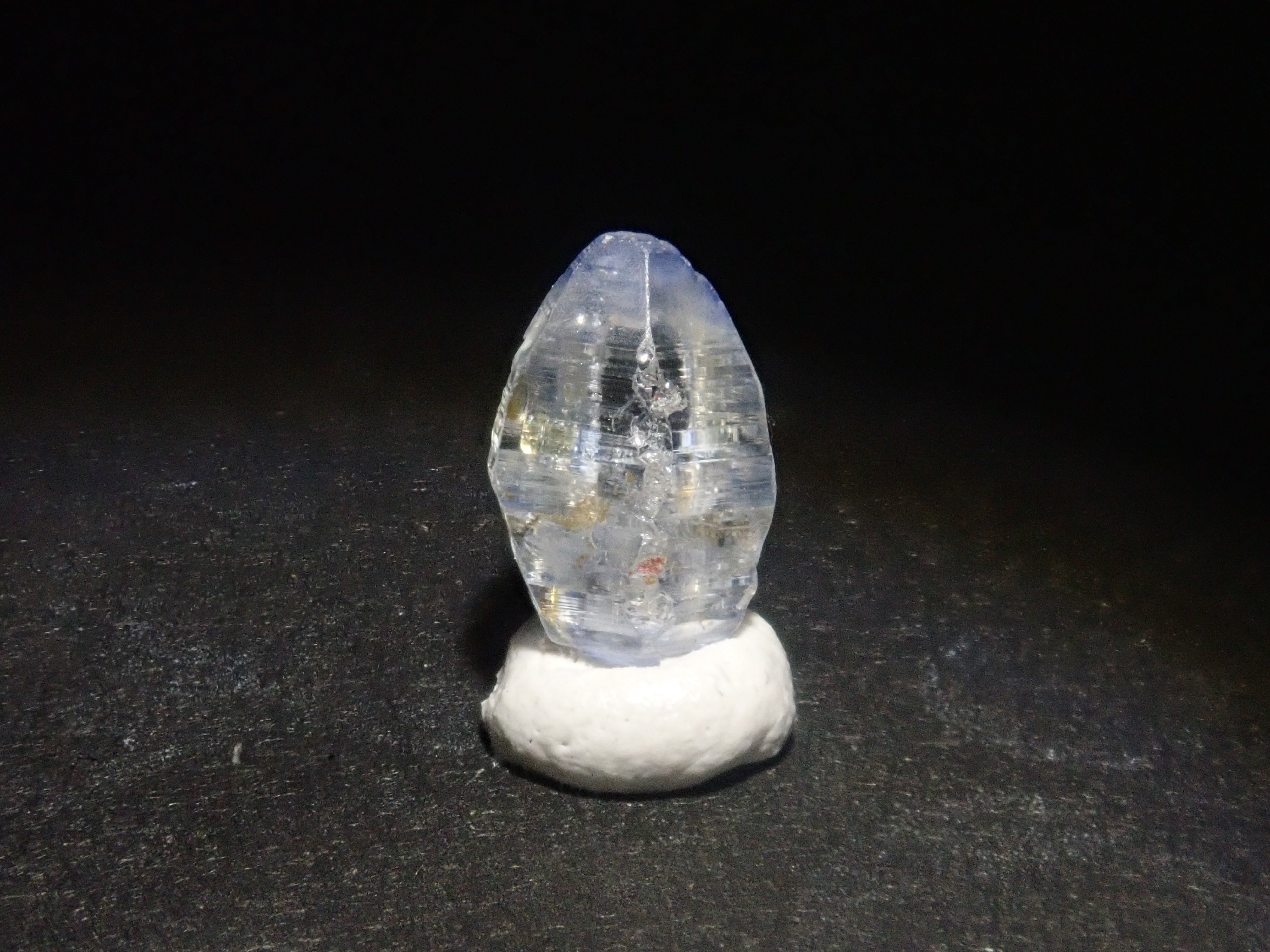 スリランカ産サファイア（2.5mm,ラウンドカット）・スリランカ産グラス