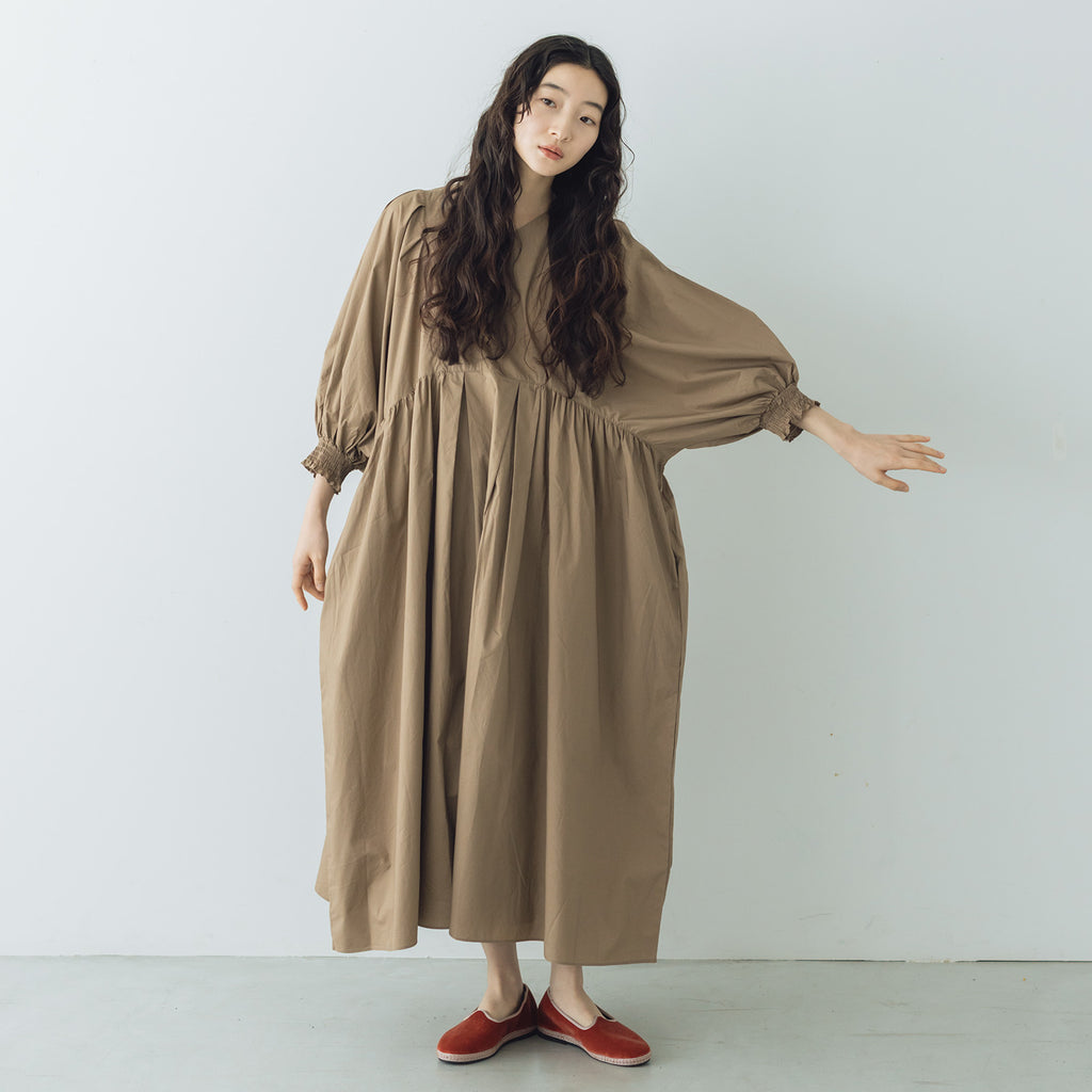 UNIVERSAL TISSU ナチュラルタイプライター タックギャザーワンピース