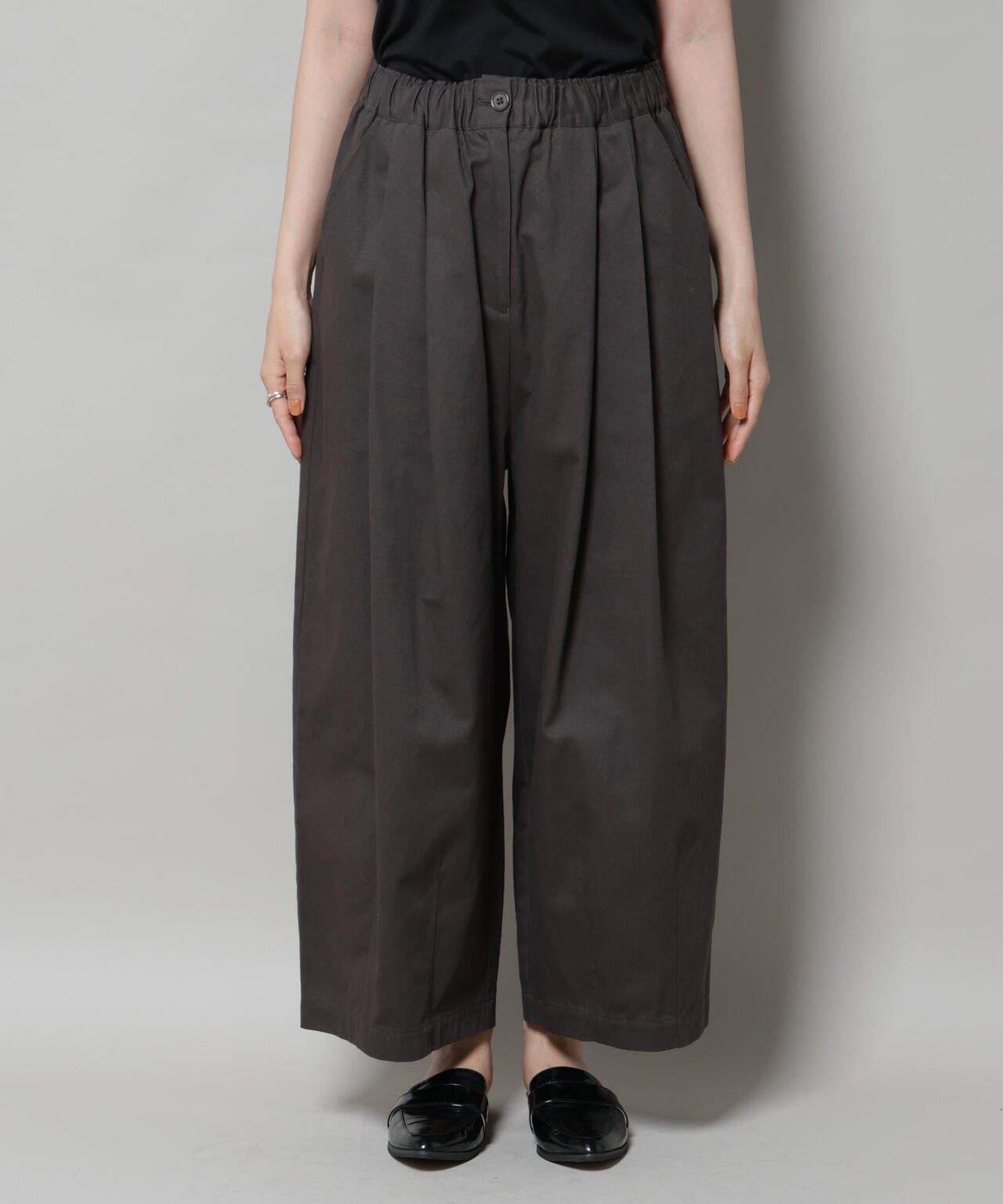 タック コクーン チノパンツ