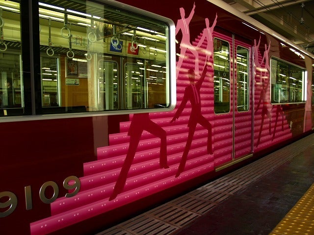 まもなく見納め「宝塚歌劇トレイン」・・・阪急電鉄の宝塚歌劇100