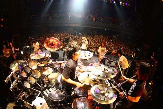 D'ERLANGER × Justy-Nasty、時空旅行で現在進行形の融合 | ．TAKA