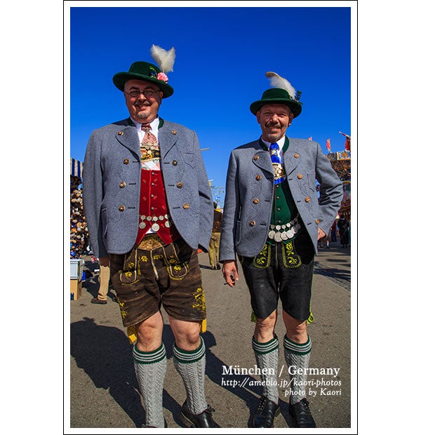 人気者のおじさんとおばさん / ハートのイルミネーション | 世界を旅