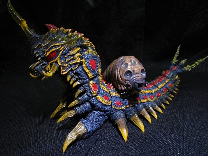 S.H.MonsterArts（モンスターアーツ）バトラ（幼虫）&モスラ（幼虫